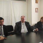 Al lado de Pablo Storni, se observa al Gestor Matriculado Norberto López, Técnico Superior en Gestoría y docente del Instituto Superior del Colegio de Gestores con sede en Mar del Plata. Norberto López será esencial en el trabajo que las partes firmantes llevarán adelante para alcanzar los objetivos planteados. 
Al lado de Norberto, se encuentra Silvia González, empleada de la Delegación y persona responsable de haber articulado el contacto con la Universidad.