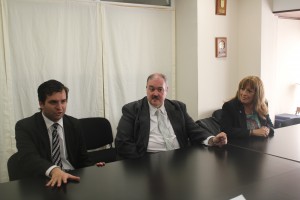 Al lado de Pablo Storni, se observa al Gestor Matriculado Norberto López, Técnico Superior en Gestoría y docente del Instituto Superior del Colegio de Gestores con sede en Mar del Plata. Norberto López será esencial en el trabajo que las partes firmantes llevarán adelante para alcanzar los objetivos planteados. 
Al lado de Norberto, se encuentra Silvia González, empleada de la Delegación y persona responsable de haber articulado el contacto con la Universidad.