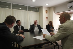 Mesa de reunión de los representantes de FASTA  y del Colegio de Gestores